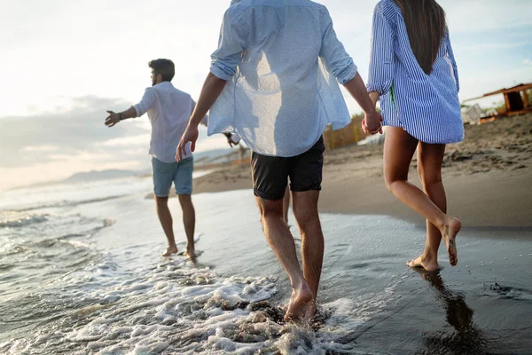 Gruppo Amici Che Divertono Camminano Lungo Spiaggia Tramonto — Foto Stock