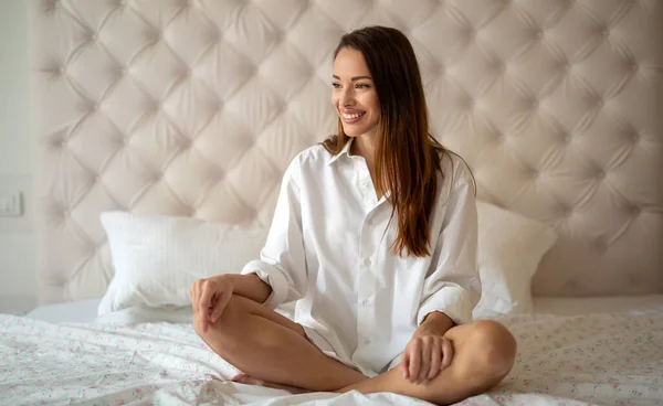 Portret Van Een Gelukkige Vrouw Met Mooi Gezicht Lichaam Schoonheids — Stockfoto