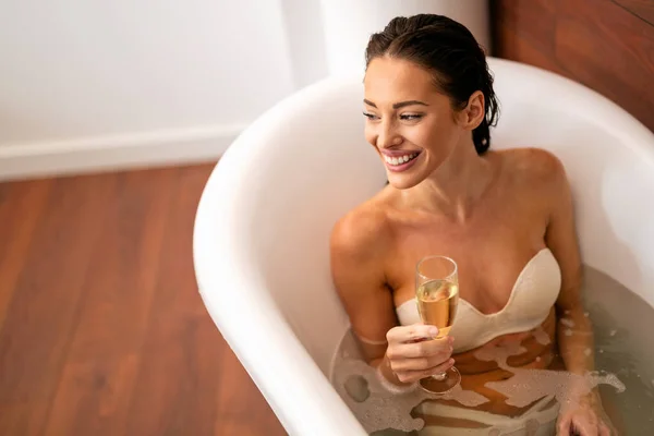 Vacker Sensuell Kvinna Som Kopplar Badkaret Wellness Spa Skönhetskoncept — Stockfoto