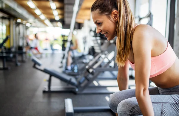 Spor Salonunda Egzersiz Yapan Sağlıklı Bir Kadının Portresi Sağlıklı Yaşam — Stok fotoğraf