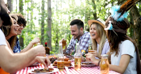 Groep Van Vrienden Die Buiten Barbecuefeest Plezier Samen Hebben — Stockfoto