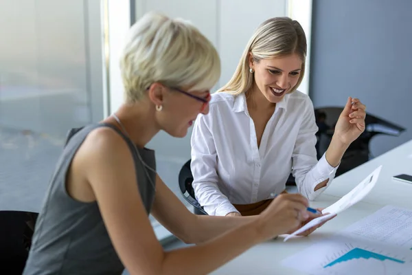 Groep Zakelijke Collega Vergaderzaal Tijdens Presentatie — Stockfoto