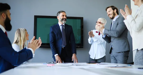 Diversi Uomini Affari Felici Nella Riunione Del Consiglio Amministrazione Che — Foto Stock