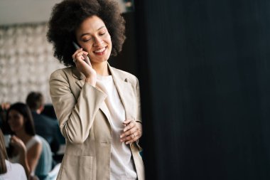 Genç ve başarılı bir siyahi iş kadınının portresi.