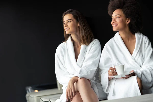 Aantrekkelijke Jonge Vrouwen Vrienden Drinken Koffie Spa Centrum — Stockfoto