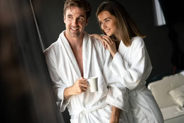 Šťastný Pár Užívá Wellness Víkend Klidné Chvíle Spolu — Stock fotografie