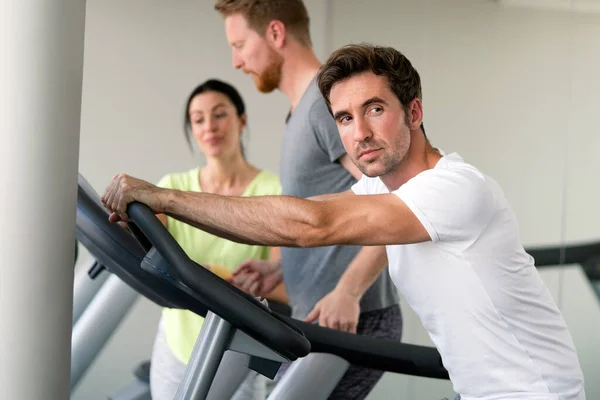 年轻健康快乐的人在健身房做有氧运动 — 图库照片