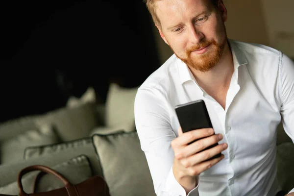 Joven Hombre Negocios Enviando Mensaje Con Teléfono Móvil Negocios Tecnología — Foto de Stock