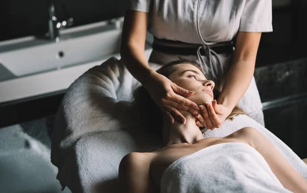 Jonge Vrouw Het Krijgen Van Spa Massage Behandeling Bij Schoonheid — Stockfoto