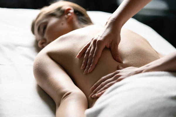 Mulher Jovem Recebendo Tratamento Massagem Spa Salão Beleza Spa — Fotografia de Stock