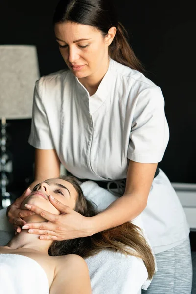 Giovane Bella Donna Nel Salone Bellezza Ottenere Massaggio Spa — Foto Stock