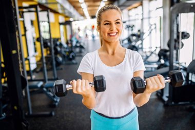 Spor salonunda spor yapan formda bir kadın. Sağlık, spor, insan konsepti