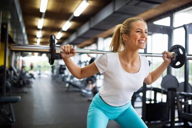 Spor salonunda spor yapan formda bir kadın. Sağlık, spor, insan konsepti