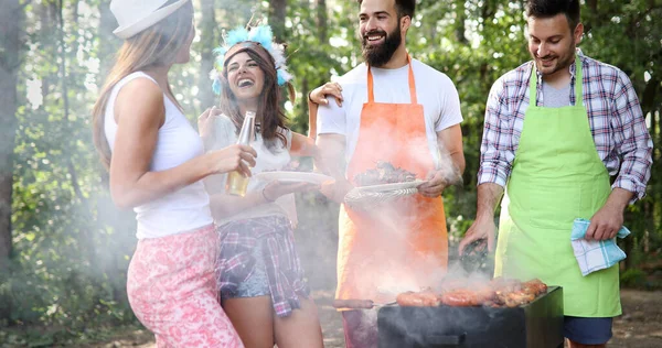 Gruppe Venner Der Har Udendørs Grill Fest Sjov Sammen - Stock-foto