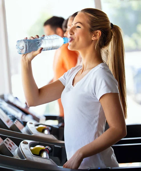 Glückliche Junge Fitte Frau Trinkt Während Des Trainings Läuft Fitnessstudio — Stockfoto