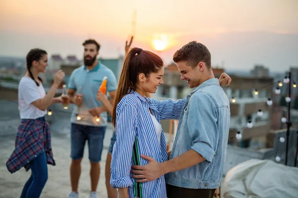 Avere Grande Momento Con Giovani Amici Divertirsi Alla Festa Sul — Foto Stock