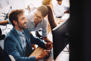 IT şirketinde işbirliği yapan programcılar uygulama geliştiriyor