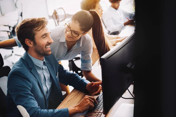 Programadores Que Trabalham Cooperando Empresa Desenvolvendo Aplicativos — Fotografia de Stock