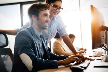 IT şirketinde işbirliği yapan programcılar uygulama geliştiriyor