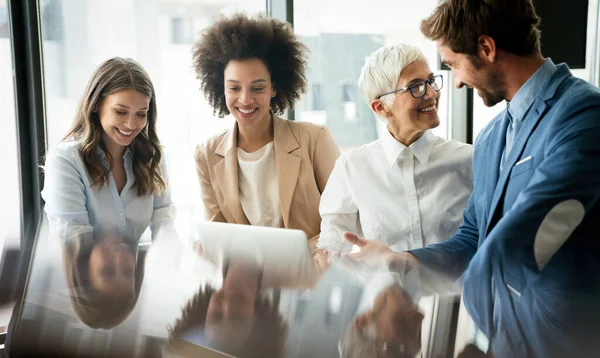 Glückliche Geschäftsleute Die Arbeiten Spaß Haben Und Büro Plaudern — Stockfoto