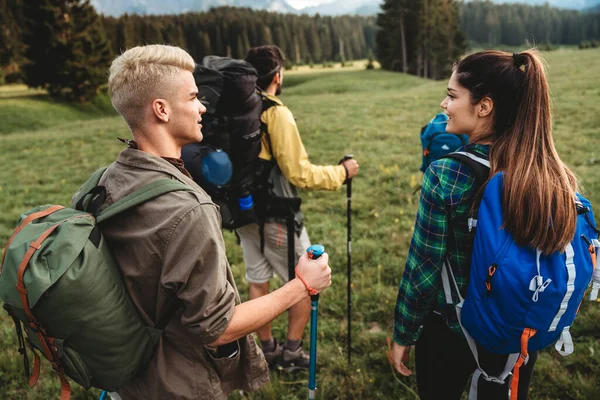 Backpacker Camping Wandern Reise Trekking Konzept — Stockfoto