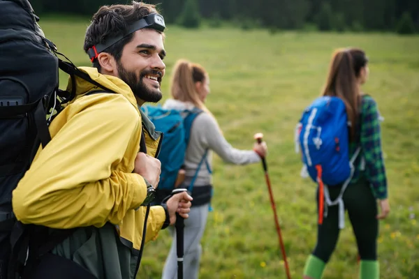 Grupo Amigos Saudáveis Aptos Caminhadas Trekking Nas Montanhas — Fotografia de Stock