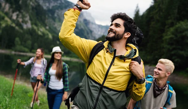 Feliz Grupo Amigos Excursionistas Trekking Como Parte Actividad Aire Libre —  Fotos de Stock