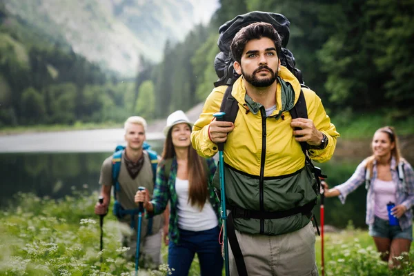 Harde Moeilijke Vermoeiende Vermoeiende Expeditie Van Vrienden Wandelen Buiten Activiteit — Stockfoto