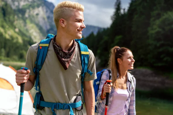 幸せなフィットの若い友人のハイキングのグループは 屋外の自然を一緒にトレッキング — ストック写真