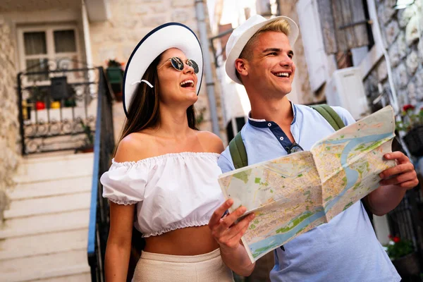 Turismo Viajes Ocio Vacaciones Concepto Amistad Gorup Sonriente Amigos Con — Foto de Stock