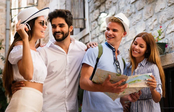 Junge Glückliche Gruppe Von Freunden Touristen Sightseeing Der Stadt Urlaub — Stockfoto