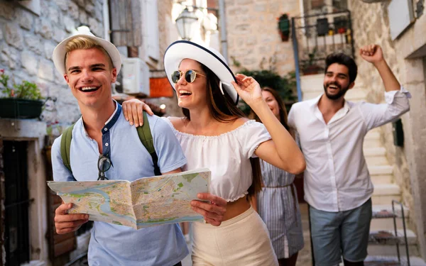 Joven Feliz Grupo Amigos Turistas Turismo Ciudad Vacaciones — Foto de Stock