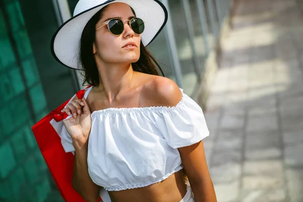 Venda Compras Turismo Conceito Pessoas Felizes Mulher Bonita Com Sacos — Fotografia de Stock