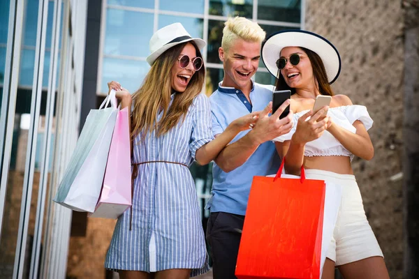 Grupo Amigos Felices Disfrutando Compras Juntos Divertirse — Foto de Stock