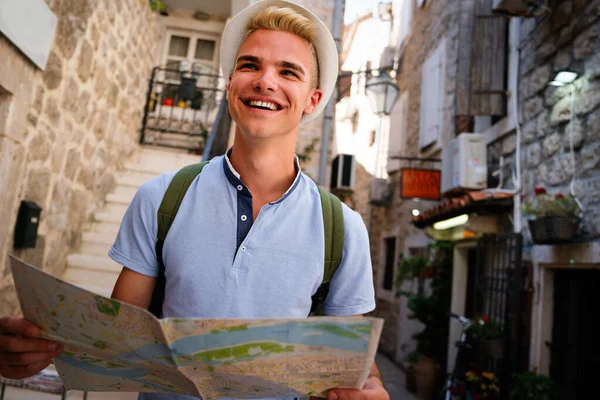 Счастливый Молодой Человек Наслаждается Отдыхом Туризмом Весельем Стоковое Изображение
