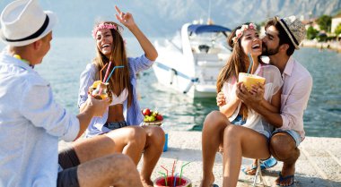 Bir grup arkadaş sahilde eğleniyor ve eğleniyorlar. Yaz, tatil, müzik, insan kavramı