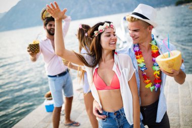 Bir grup arkadaş sahilde eğleniyor ve eğleniyorlar. Yaz, tatil, müzik, insan kavramı