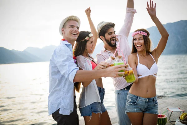 一群朋友在海滩上玩乐和跳舞 海滩上的夏日派对 — 图库照片