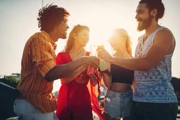 Feliz Grupo Jóvenes Que Asisten Festivales Verano Divirtiéndose Juntos — Foto de Stock