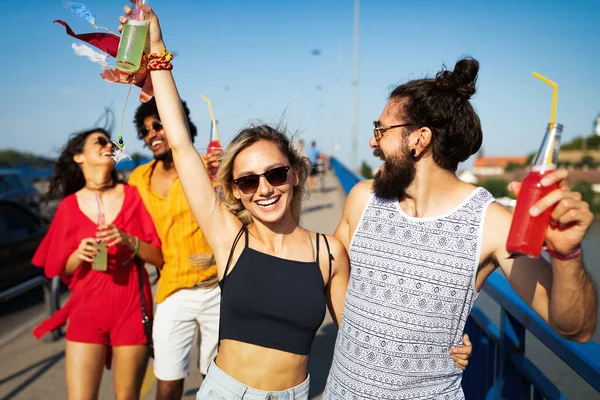 Boldog Fiatal Csoport Emberek Részt Fesztiválok Nyáron Szórakozás Együtt — Stock Fotó