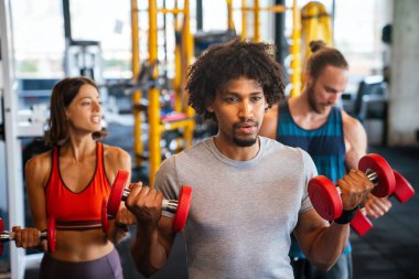Formda olan insanlar spor yapıyor, spor yapıyor ve birlikte sağlıklı kalıyorlar.