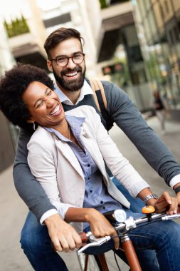 Bisikletli mutlu genç çift. Aşk, ilişki, insanlar, özgürlük kavramı.