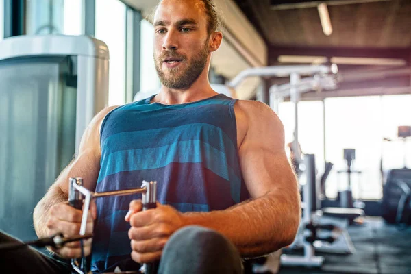 Giovane Uomo Muscoloso Forma Durante Allenamento Palestra — Foto Stock