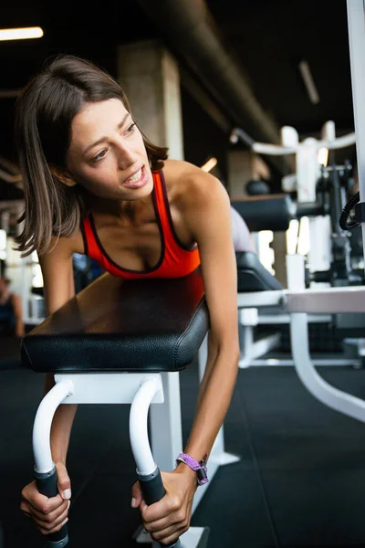 Portrait Forme Heureuse Belle Femme Exercice Dans Salle Gym Pour — Photo