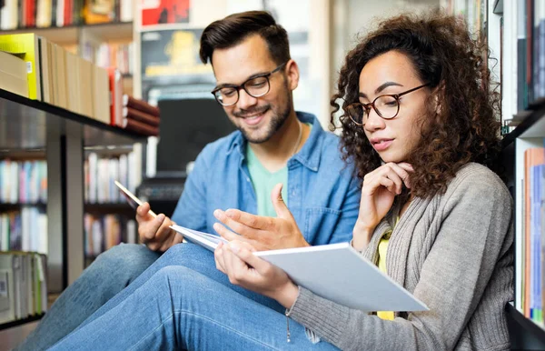 Die Schüler Lernen Gemeinsam Der Bibliothek Paar Studium Technologie Ausbildung — Stockfoto