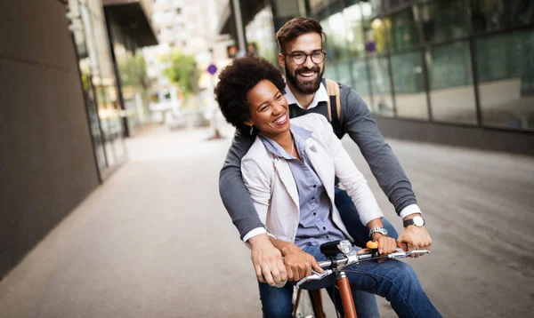 Ευτυχισμένο Ζευγάρι Επιχειρήσεων Ιππασία Ποδήλατο Μέσα Από Την Πόλη Και — Φωτογραφία Αρχείου