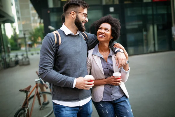 Blick Auf Junge Glückliche Geschäftsleute Die Draußen Reden Und Lächeln — Stockfoto