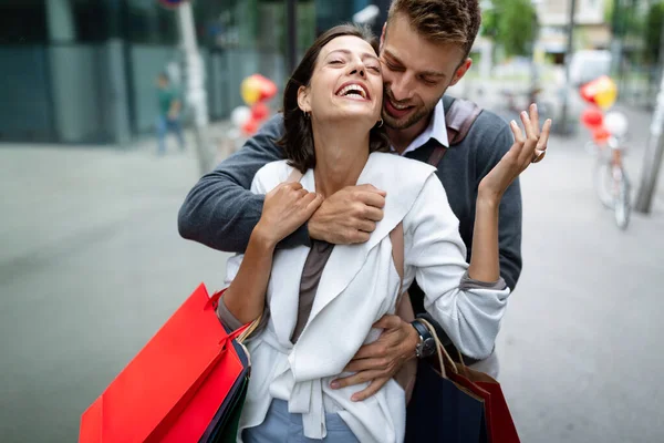 这是购物和玩乐的时间 快乐而成功的年轻夫妇 背着购物袋 — 图库照片