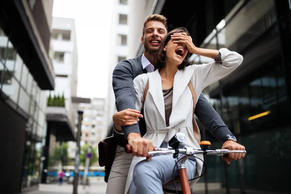 Schönes Glückliches Junges Verliebtes Paar Auf Dem Fahrrad Der Stadt — Stockfoto