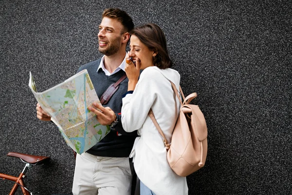约会和旅游概念 笑美丽的夫妇爱上了地图在城市里 — 图库照片
